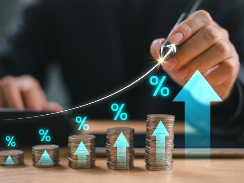 Hình ảnh minh họa quy trình gửi và xem xét tài liệu xác minh tuổi, với các biểu tượng bảo mật dữ liệu.